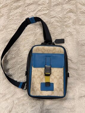 Coach Track Pack In Colorblock Signature Canvas Light Khaki/Blue Jay